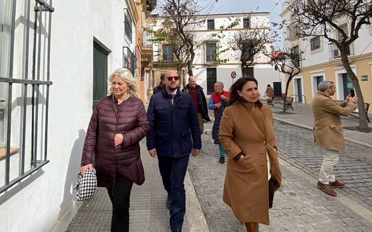 Beardo guía a representantes del Gobierno andaluz por ese futuro "pasillo peatonal" / FOTO: Junta