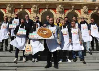Posando con los delantales de la campaña / FOTO: Ayto.