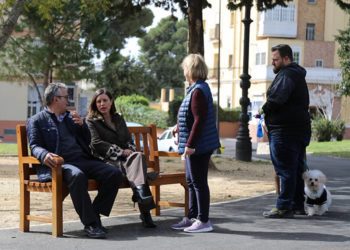 Cavada charla con vecinos en uno de los nuevos bancos / FOTO: Ayto.