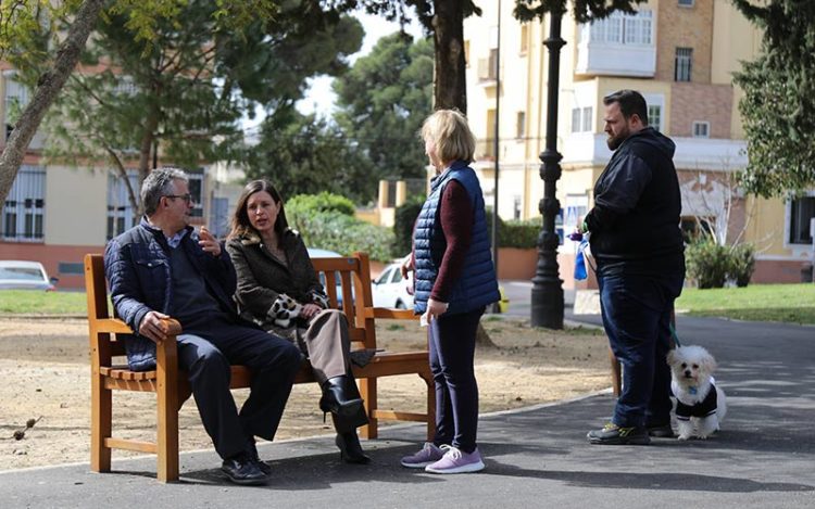 Cavada charla con vecinos en uno de los nuevos bancos / FOTO: Ayto.