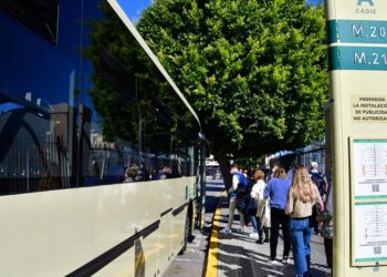 En la cola del bus / FOTO: Eulogio García