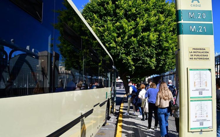 En la cola del bus / FOTO: Eulogio García