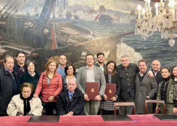 Posado con familiares tras la firma del convenio / FOTO: Ayto.