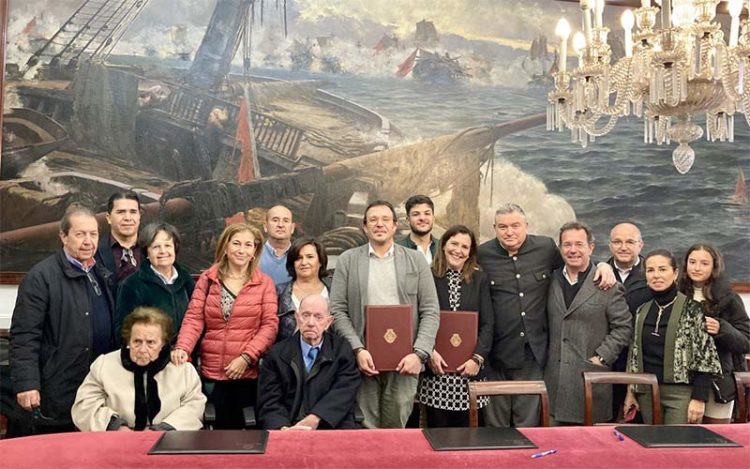 Posado con familiares tras la firma del convenio / FOTO: Ayto.