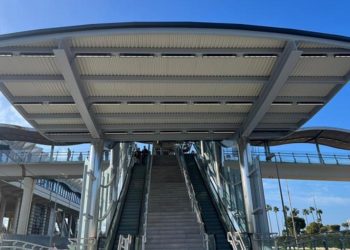 Las flamantes escaleras ahora con marquesina / FOTO: Renfe