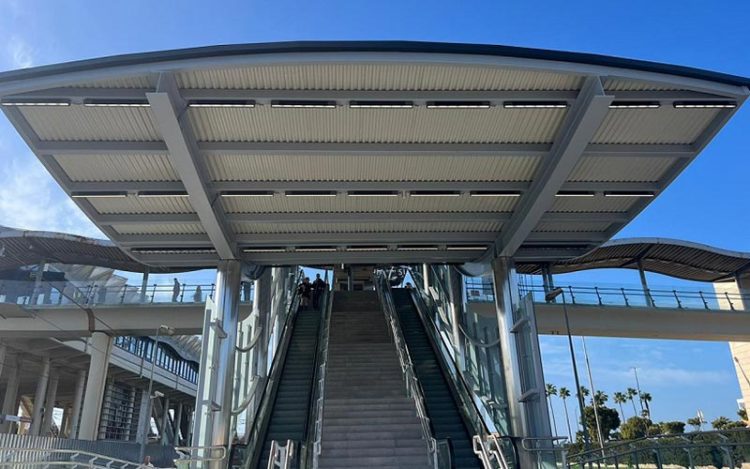 Las flamantes escaleras ahora con marquesina / FOTO: Renfe