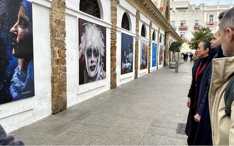 En la inauguración de la muestra del mercado central / FOTO: Ayto.