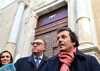 Atendiendo a los medios a las puertas del futuro museo / FOTO: Eulogio García