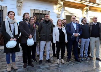 Posado ante el edificio histórico / FOTO: Ayto.