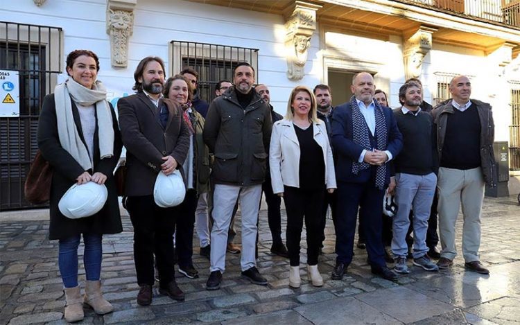 Posado ante el edificio histórico / FOTO: Ayto.