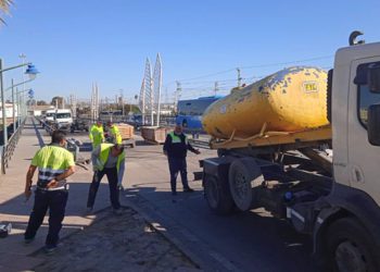 Actuando ya sobre el puente ( FOTO: Ayto.