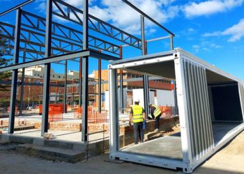 Trabajando a pie de obra con los primeros contenedores / FOTO: Zona Franca