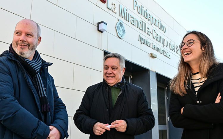 Rueda de prensa a las puertas del pabellón del Campo del Sur / FOTO: Eulogio García