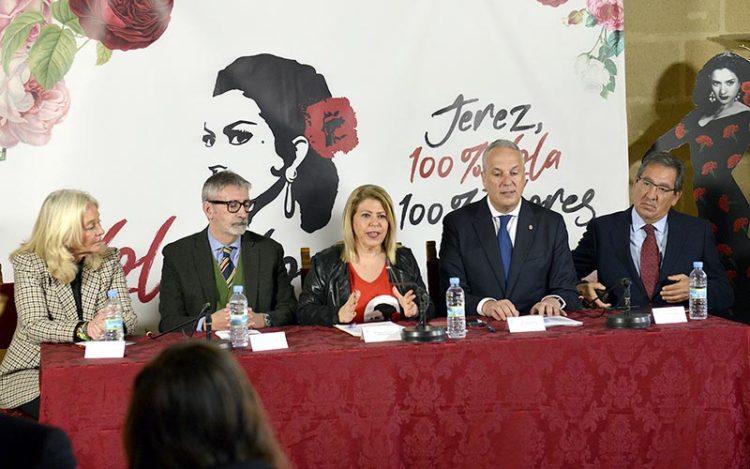 El rector acompañado por representantes de las instituciones colaboradoras / FOTO: Ayto.