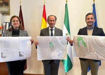 Con los planos de los tres proyectos presentados / FOTO: Ayto.