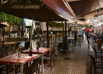 Terraza vacía en una noche de enero / FOTO: Eulogio García