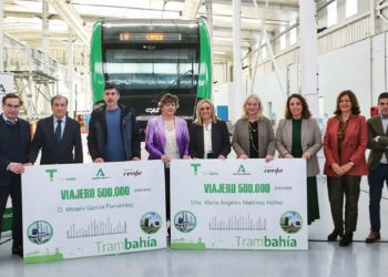 Políticos y técnicos con los vecinos premiados / FOTO: Junta