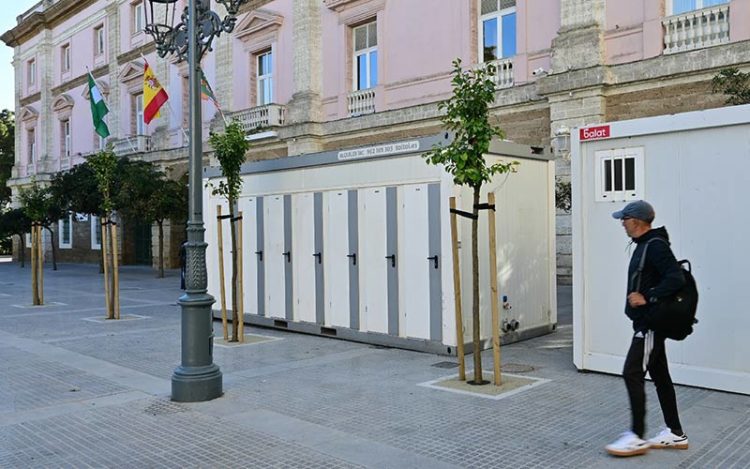 Baños para carnavales a las puertas de la Diputación / FOTO: Eulogio García