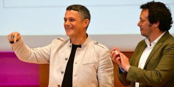 Recogiendo el título de hijo adoptivo de Cádiz años atrás / FOTO: Eulogio García