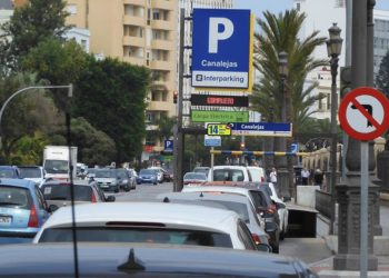 La avenida del Puerto con tráfico intenso y el parking completo / FOTO: Eulogio García