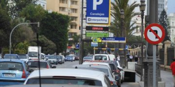 La avenida del Puerto con tráfico intenso y el parking completo / FOTO: Eulogio García