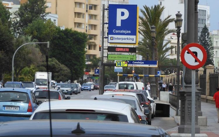 La avenida del Puerto con tráfico intenso y el parking completo / FOTO: Eulogio García