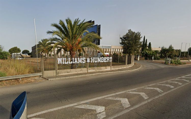 Entrada a las bodegas, por la autovía N-4