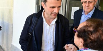 El candidato saluda a una vecina a las puertas de la sede vecinal / FOTO: PP