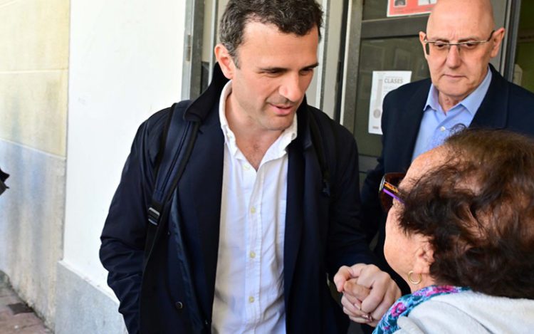 El candidato saluda a una vecina a las puertas de la sede vecinal / FOTO: PP