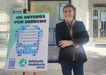 El candidato con uno de los carteles de la campaña / FOTO: Adelante