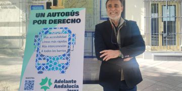 El candidato con uno de los carteles de la campaña / FOTO: Adelante
