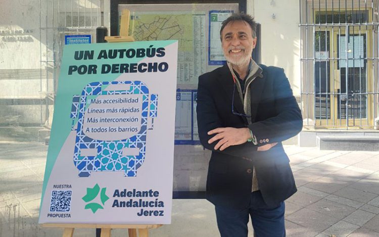 El candidato con uno de los carteles de la campaña / FOTO: Adelante