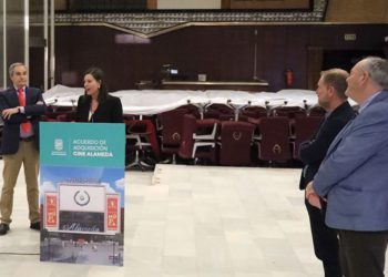 La alcaldesa anunciando el acuerdo junto al propietario del inmueble / FOTO: Ayto.