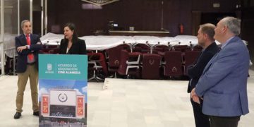 La alcaldesa anunciando el acuerdo junto al propietario del inmueble / FOTO: Ayto.