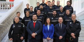 Cavada y Armario posan con los nuevos y futuros agentes / FOTO: Ayto.