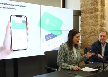 Cavada y Rodríguez esbozando lo que esperan que sea esa futura web / FOTO: Ayto.