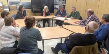 Representantes de la Junta atendiendo a los vecinos / FOTO: Junta
