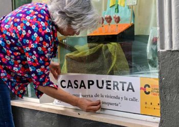 'Vistiendo' uno de los escaparates del centro con ocasión del Congreso / FOTO: Eulogio García