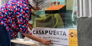 'Vistiendo' uno de los escaparates del centro con ocasión del Congreso / FOTO: Eulogio García
