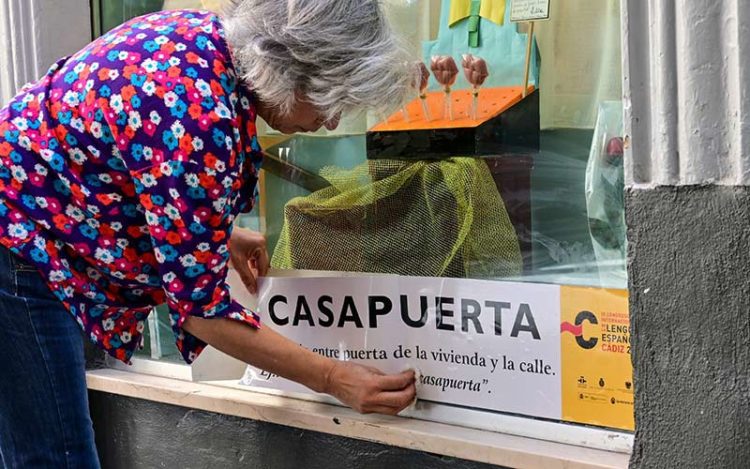 'Vistiendo' uno de los escaparates del centro con ocasión del Congreso / FOTO: Eulogio García