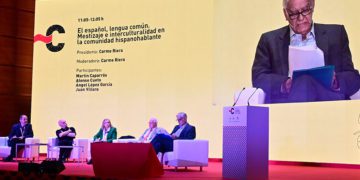 Mesa con la participación del argentino Martín Caparrós / FOTO: Eulogio García