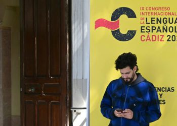 Con el móvil en la entrada de una de las subsedes del Congreso / FOTO: Eulogio García