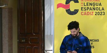 Con el móvil en la entrada de una de las subsedes del Congreso / FOTO: Eulogio García
