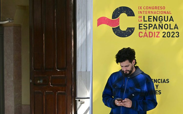Con el móvil en la entrada de una de las subsedes del Congreso / FOTO: Eulogio García