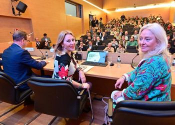 La consejera saluda al cámara antes de la reunión / FOTO: Junta