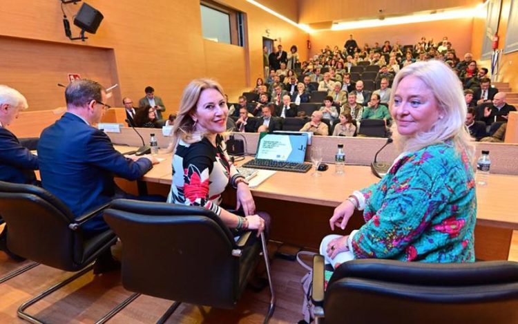 La consejera saluda al cámara antes de la reunión / FOTO: Junta