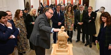 La comitiva inaugural observando al consejero junto a una de las piezas / FOTO: Eulogio García