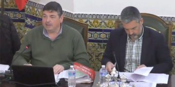 Defendiendo la propuesta en pleno junto al alcalde / FOTO: Ayto.
