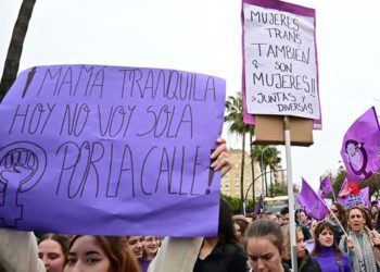 Varias de las muchas pancartas de la mani / FOTO: Eulogio García