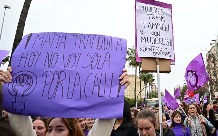 Varias de las muchas pancartas de la manifestación de 2023 / FOTO: Eulogio García